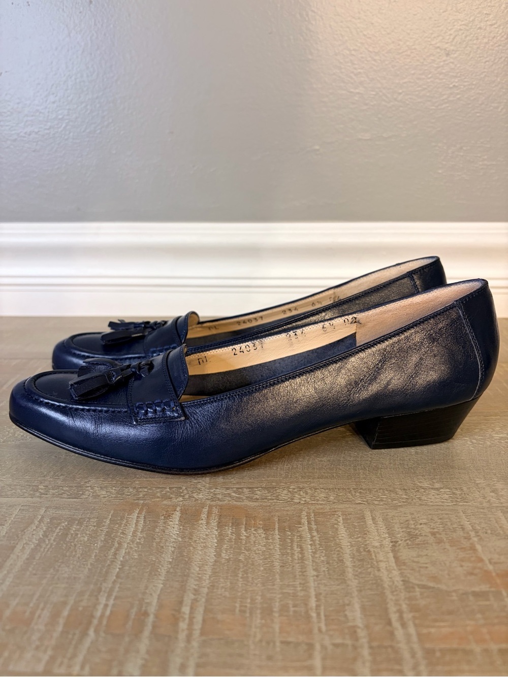 Salvatore Ferragamo Women’s Vintage Navy Blue Leather Tassle Loafers, Size 6.5 - Picture 3 of 8
